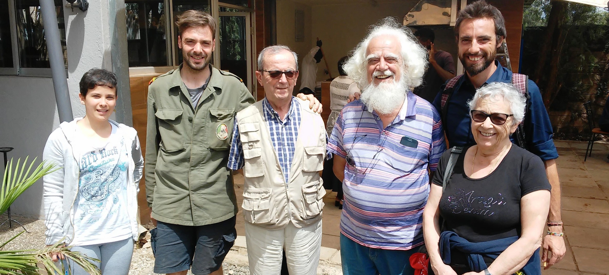 Michela e Alessandro volontari con Italo, Padre Kizitio, il cooperante Angelo e Teresa 