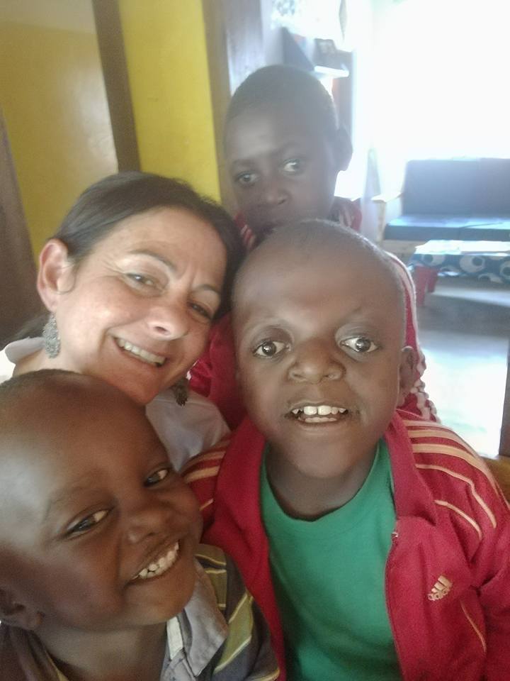 Nella foto: Orietta Subissati con i bambini in Tanzania