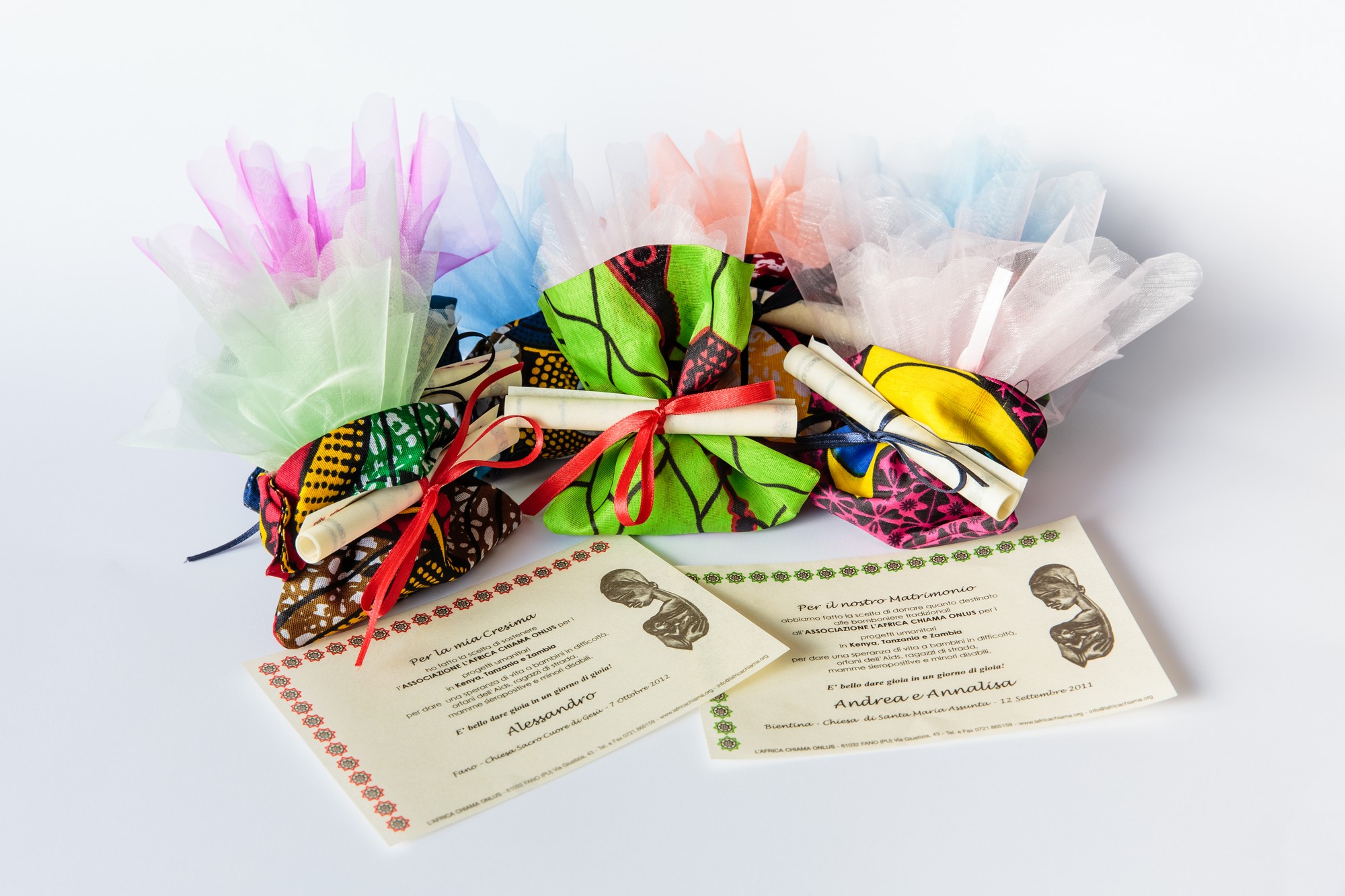 Sacchettini africani con fiocchetto colorato e pergamena personalizzata