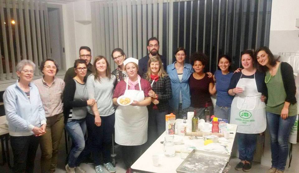 foto con i partecipanti, la cuoca e le volontarie