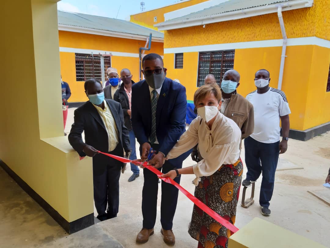 foto del taglio del nastro per l'inaugurazione del centro Italo's Home per bambini disabili tanzaniani