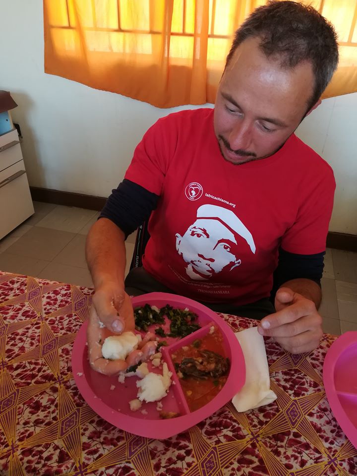 Mattia mentre mangia nshima (polenta tipica zambiana)