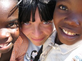 foto con Mimma volontaria nel compound di Kanyama in Zambia