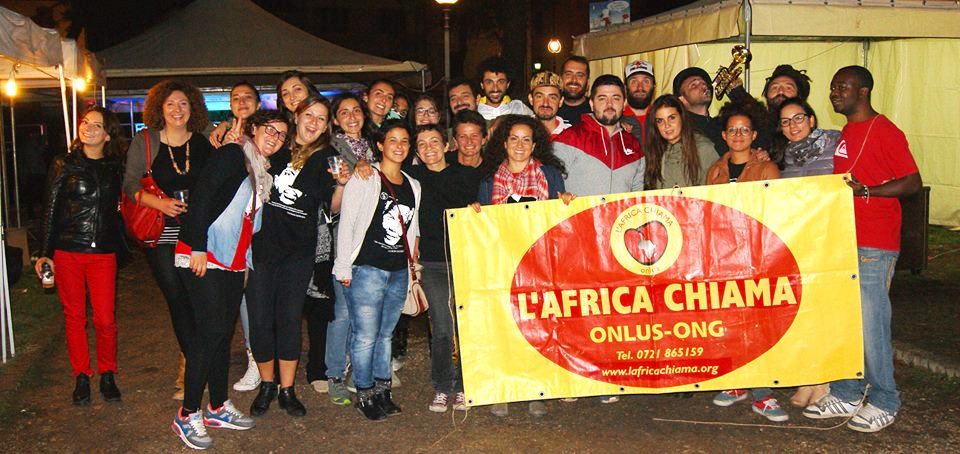I volontari de l'Africa Chiama con The Reggae Circus alla Notte Nera 2015